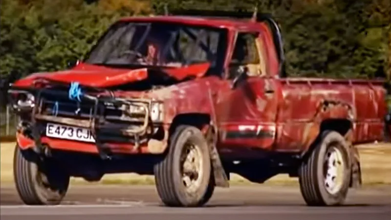 Toyota Hilux indestrutível sobreviveu até a incêndio e implosão de prédio
