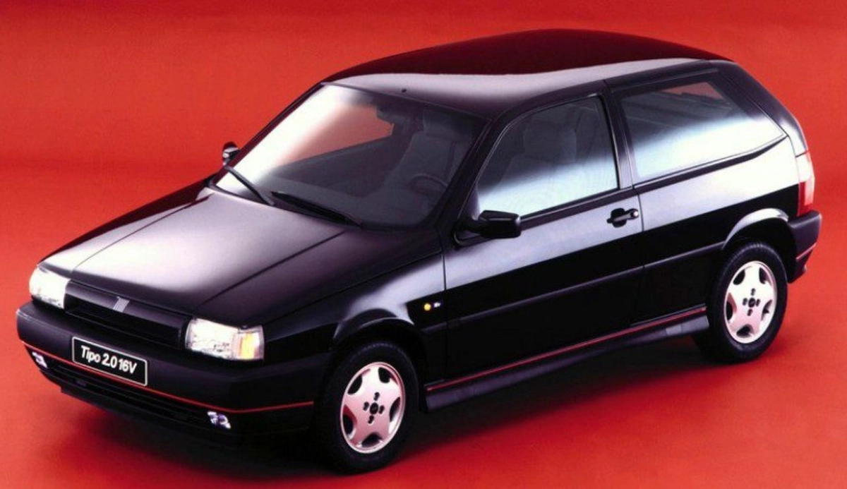 Hatch médio chegou ao Brasil na década de 1990 com visual moderno para brigar com VW Gol GTI, Chevrolet Kadett GSi e Ford Escort XR3