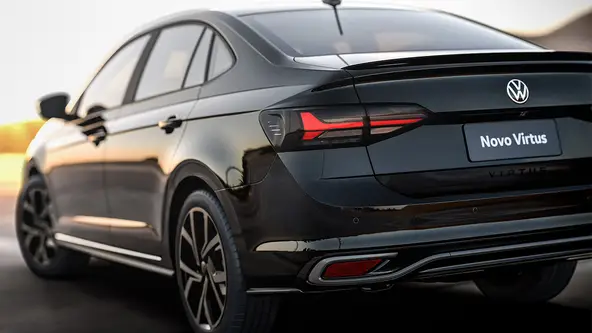 Sedan se distanciou do Polo com identidade própria, mais itens de série e três opções de motores, preservando a configuração 200 TSI 