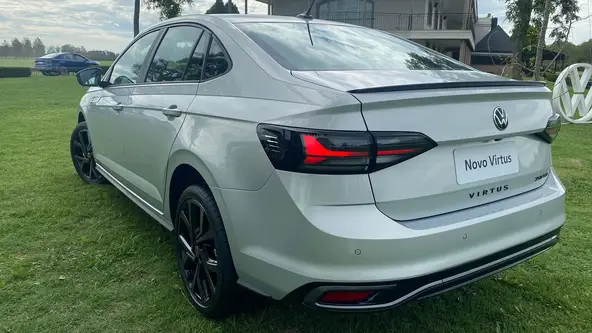 Sedan se distanciou do irmão hatch não apenas no visual, mas também no pacote de equipamentos de segurança e conforto. Veja a lista