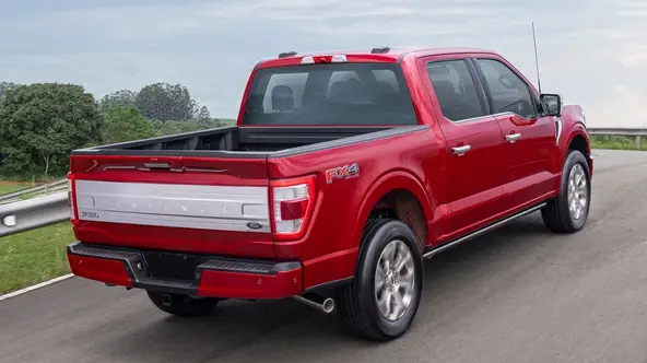 Tanque de combustível da F-150 tem 136 litros e dá para ir de São Paulo a Brasília sem parar no posto