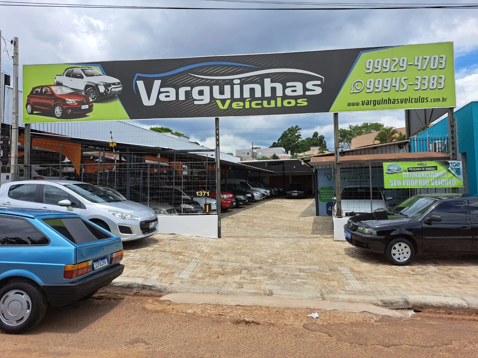 Fachada da loja Veículos à venda em Varguinhas Veiculos - Cascavel - PR | Mobiauto