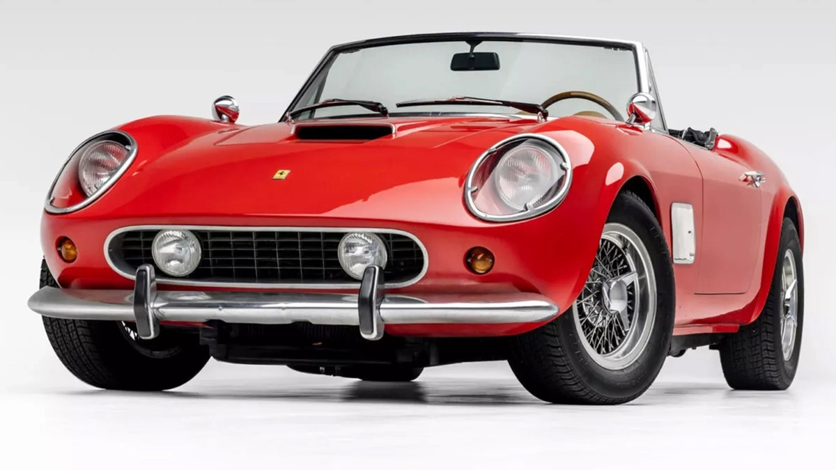 Réplica foi construída na década de 1980 por empresa especializada, tinha motor V8 de Ford e imitava clássico da década de 1960 para compor filme
