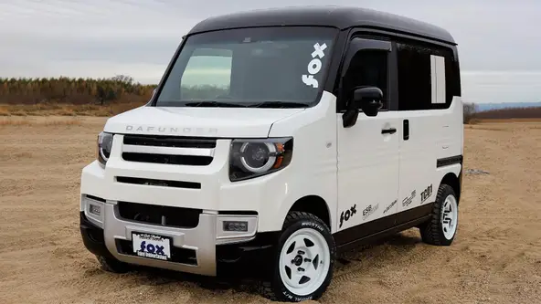 Projeto dá à minivan da marca japonesa a cara do jipe da Land Rover. Será que o visual combina?