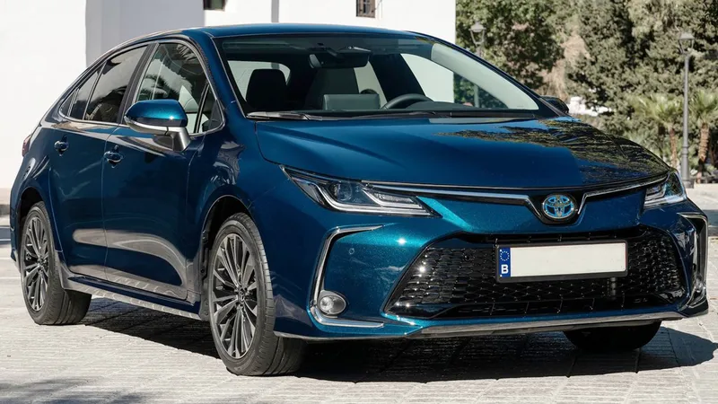 Toyota Corolla 2024: como sedan híbrido ficará mais forte fazendo 30 km/l