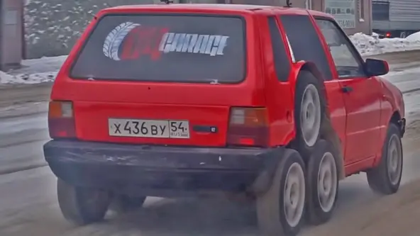 Canal russo Garage 54 é especializado em modificações automotivas bizarras, e não perdoaram o hatch icônico da marca italiana