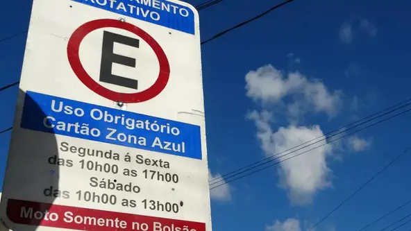 Para estacionar em qualquer vaga da Zona Azul é necessário do pagamento da tarifa, mesmo se tratando de uma via pública. Mas por quê?