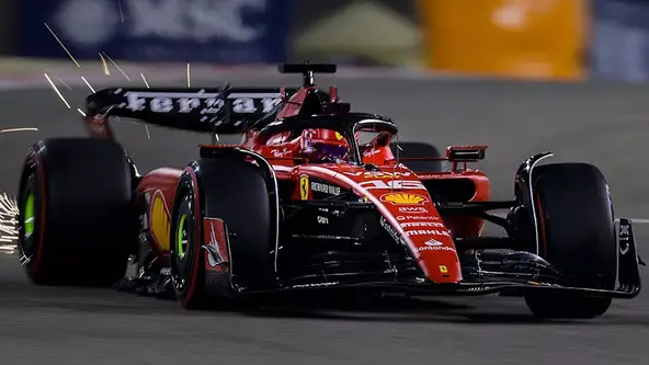 Ferrari começa 2023 revivendo os mesmos erros de sempre e atormentando Charles Leclerc