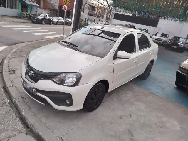 Toyota Etios Sedan X Plus 1.5 (Flex)