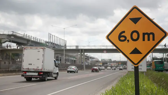 Estar atento às orientações das placas de trânsito pode evitar acidentes e tornar o trânsito mais fluido 