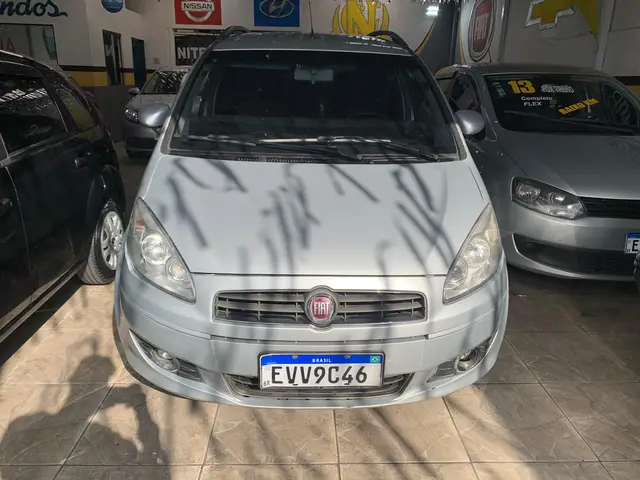 Carro Fiat Idea 2012 Attractive 1.4 8V (Flex)