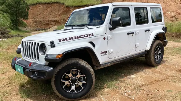 Jeep Wrangler Rubicon traz tudo aquilo que se espera de um jipe de verdade para se divertir no off-road, mas o preço desta brincadeira é de quase R$ 500.000 