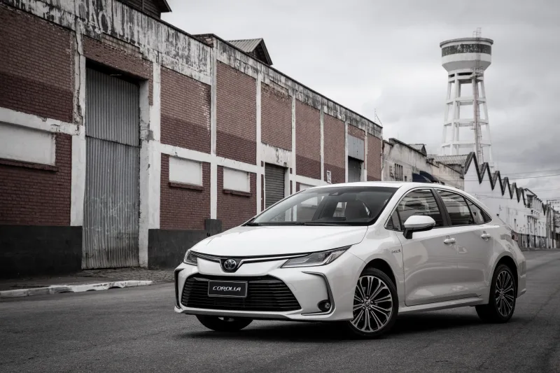 Toyota Corolla 2020 tem versão híbrida flex, teto solar e multimídia 