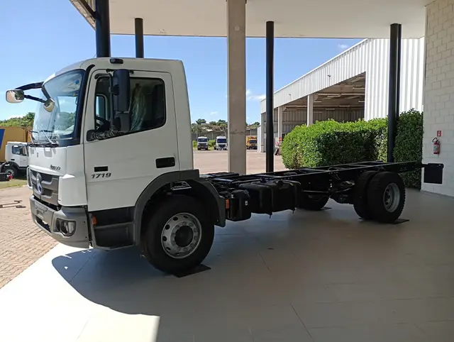 Carro Mercedes-Benz Atego 2024 Atego 1719 4x2 2p (diesel)(E6)