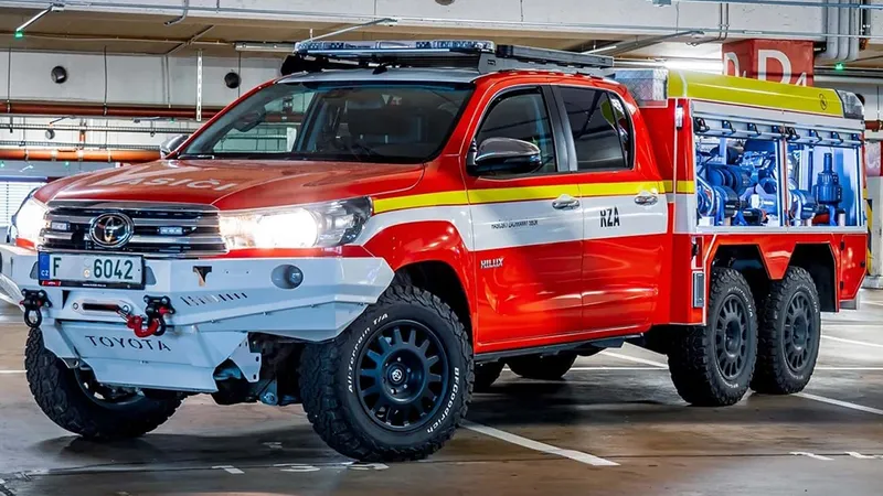 Toyota Hilux vira caminhão trucado para apagar incêndio de carros elétricos 