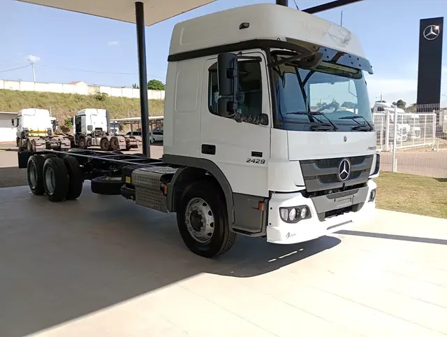Carro Mercedes-Benz Atego 2024 Atego 2429 6x2 2p (diesel)(E6)