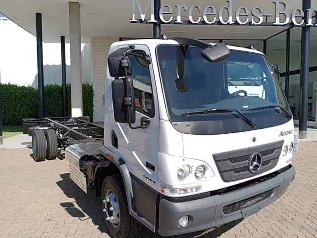 Carro Mercedes-Benz Accelo 2024 Accelo 1017 4x2 2p (diesel) (E6)