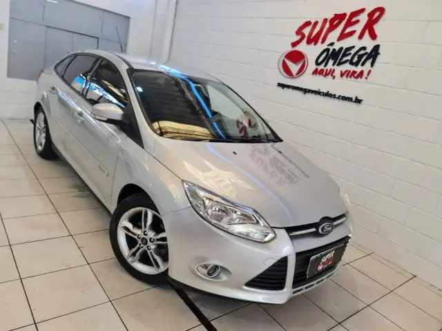 Carro Ford Focus Sedan 2015 SE 2.0 16V PowerShift (Aut)