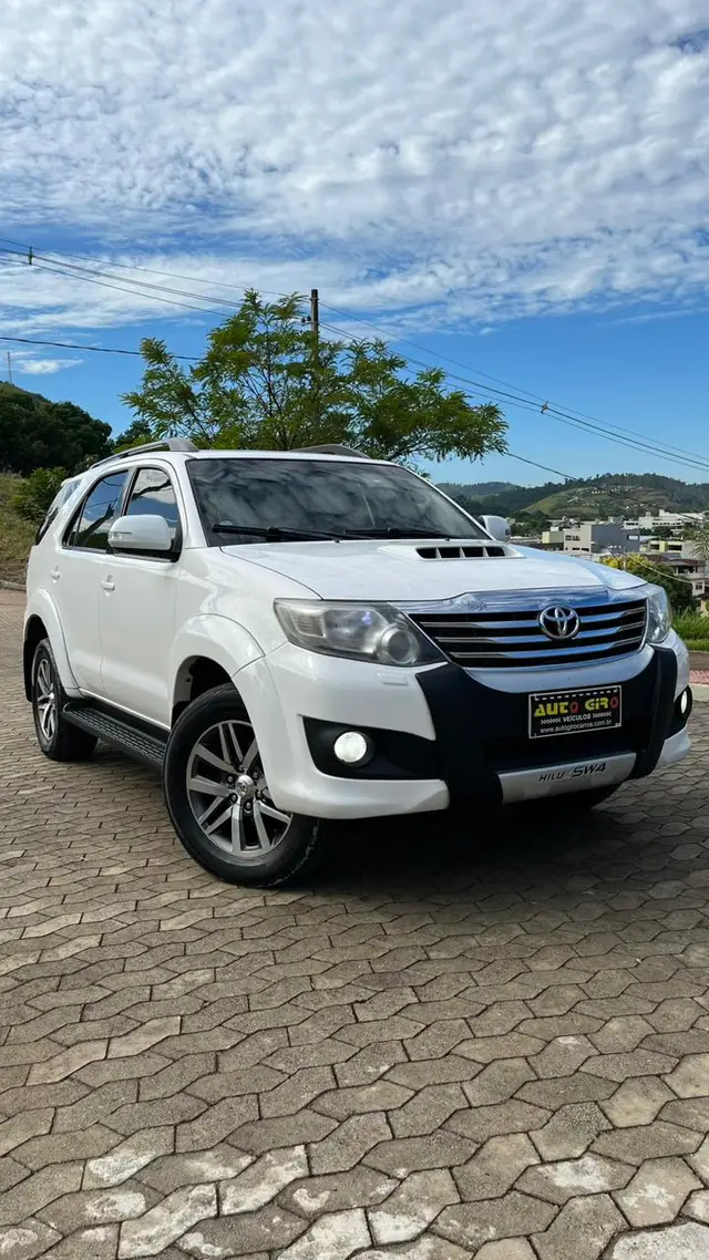 Carro Toyota Hilux SW4 2013 SRV 3.0 4X4 (7 Lugares)