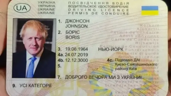 Condutor que provocou acidente na Holanda foi flagrado com carteira de motorista com a identidade de Boris Johnson