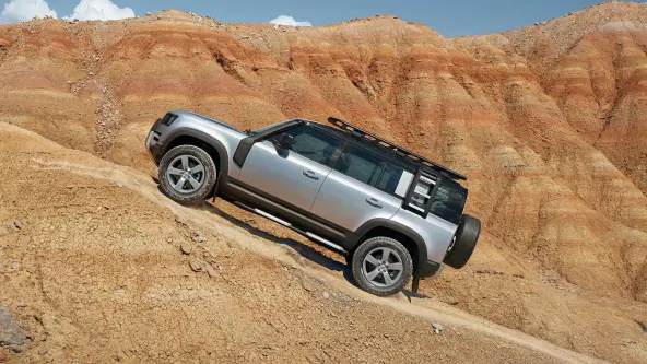 O Land Rover Defender está moderno, sofisticado e tecnológico. Confira 10 novidades do jipe. 