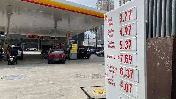 Estudo mostra redução de 7% no preço da gasolina em um ano, e Brasil cai para a 59ª posição no ranking 