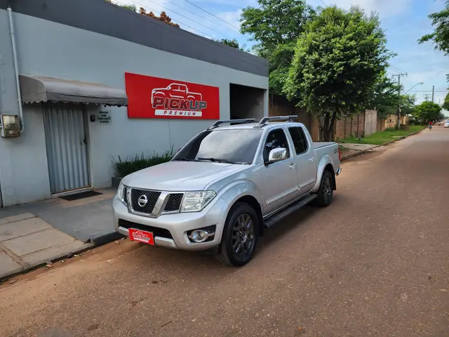 Carro Nissan Frontier 2015 2.5 TD CD 4x4 SL (Aut)