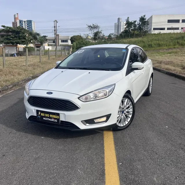 Carro Ford Focus Hatch 2016 SE Plus 2.0 PowerShift