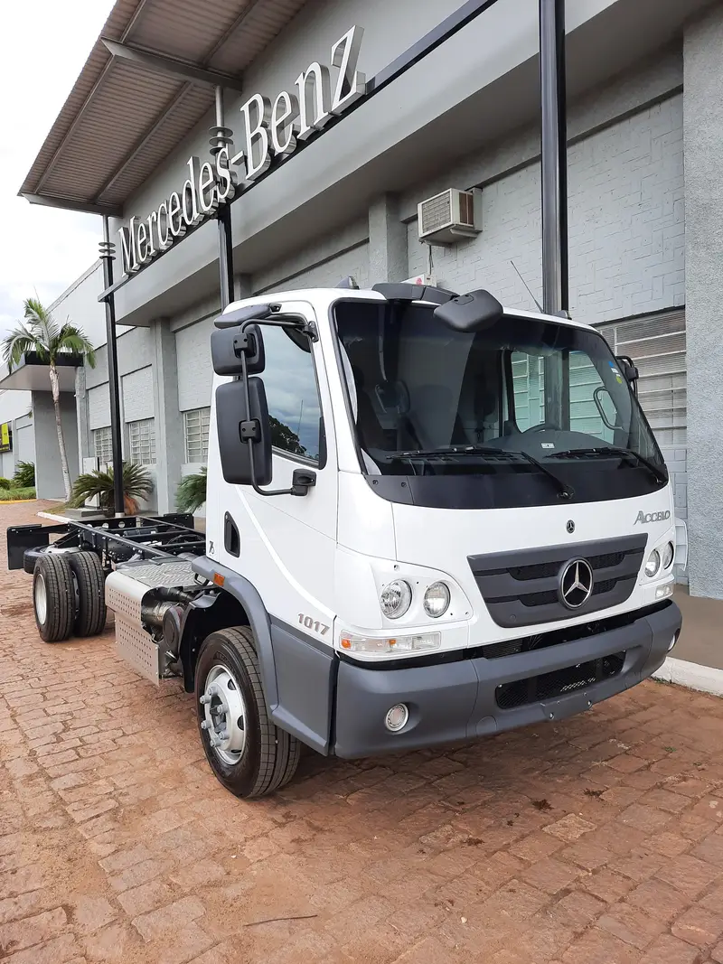 Mercedes-Benz Accelo Accelo 1017 4x2 2p (diesel) (E6)