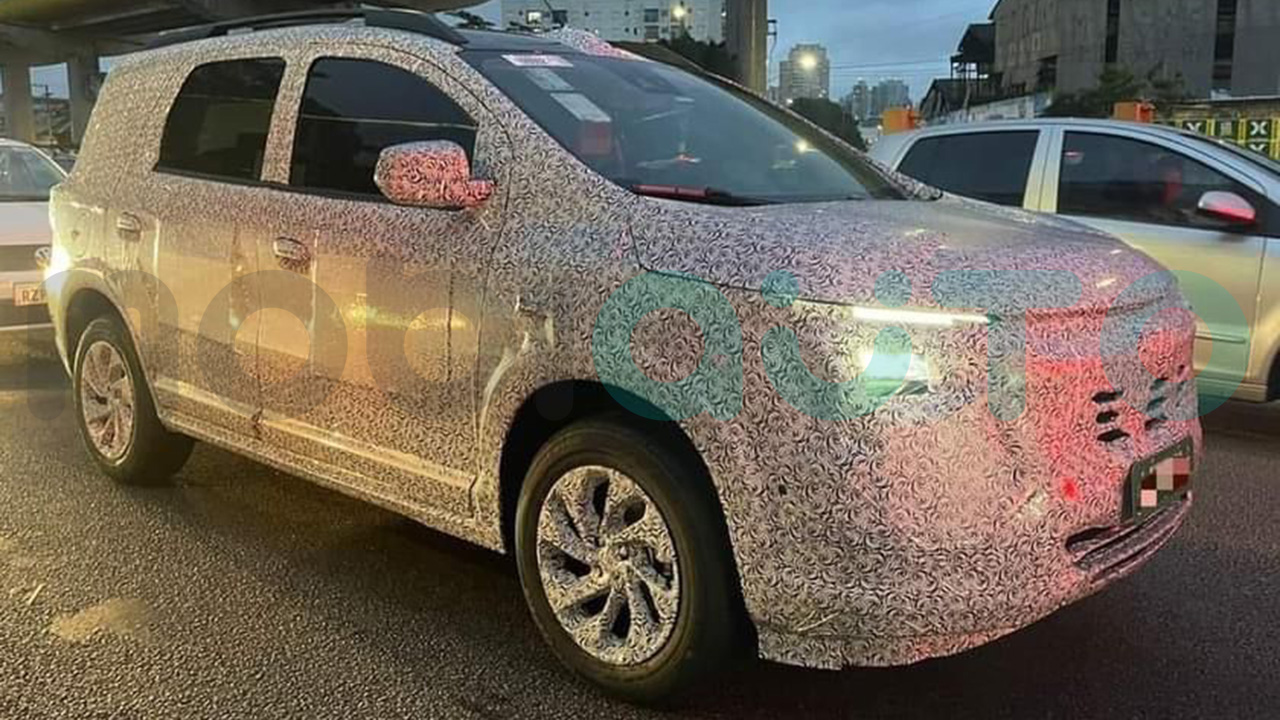 Primeiro flagra com camuflagem zebrada da minivan em seu segundo facelift de meia vida mostra que conjunto óptico dianteiro será dividido em níveis só visualmente