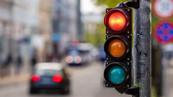 Com o objetivo de diminuir os acidentes, universidade dos EUA estuda a possibilidade de adotar uma luz adicional branca nos faróis de sinalização