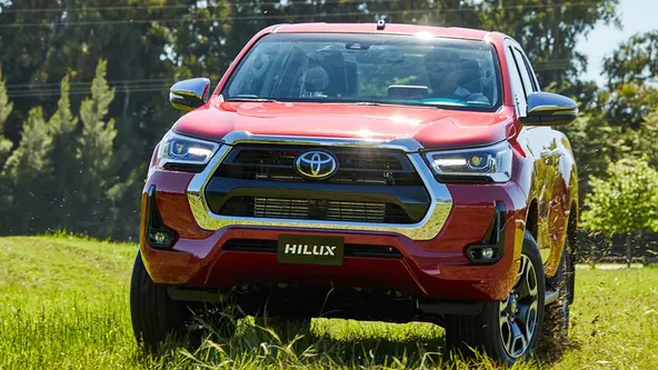 Carro mais vendido de abril não atingiu sequer quatro mil emplacamentos. Três picapes estão no top 10 de vendas, entre elas a Toyota Hilux.