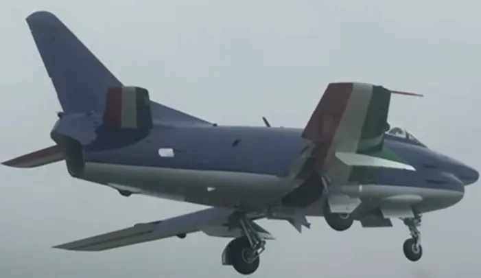 Modelo que foi fabricado na década de 1950 se prepara para show de 100 anos da Força Aérea Italiana