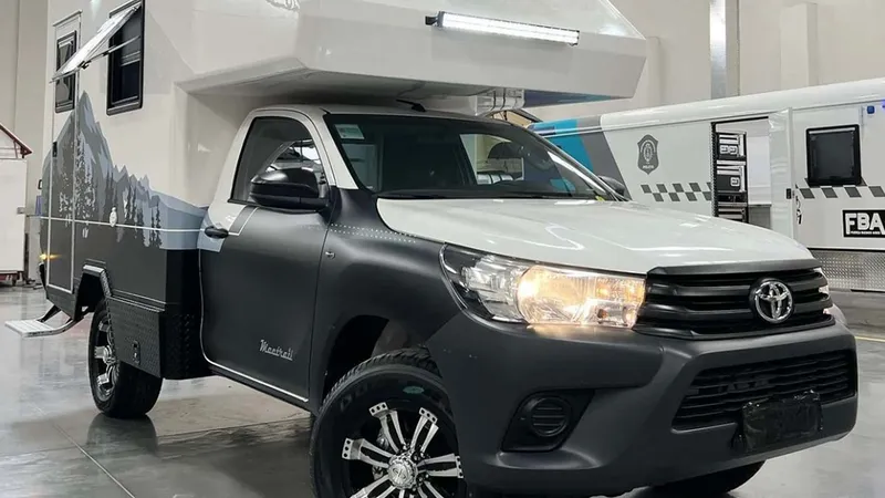 Toyota Hilux perde a caçamba e vira motorhome por menos de R$ 200.000