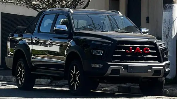 Modelo é grande, maior que um Hilux e pouco menor que uma F-150, mas tem motorização que vai contra as diretrizes da marca chinesa