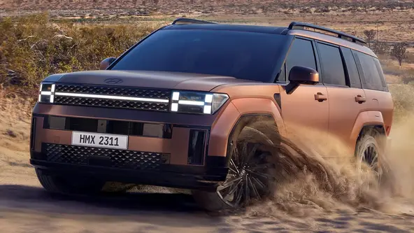 Nova geração do SUV adota inédita linguagem visual com linhas retas, que lembram muito o Land Rover Defender 