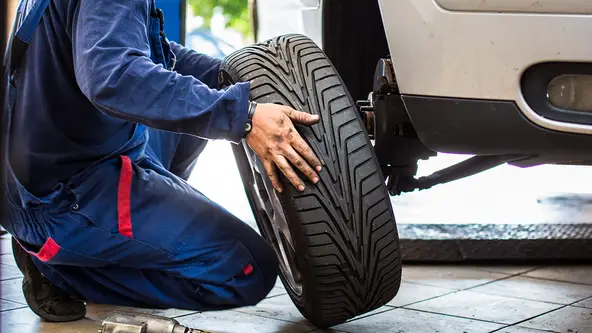 Colocar um jogo novo de pneus em um carro popular, atualmente, pode custar aos bolsos do condutor até R$ 2 mil