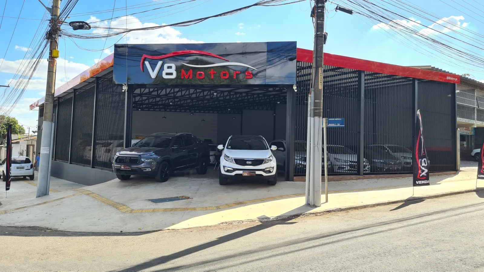 Fachada da loja Veículos à venda em V8 Motors - Goiânia - GO | Mobiauto