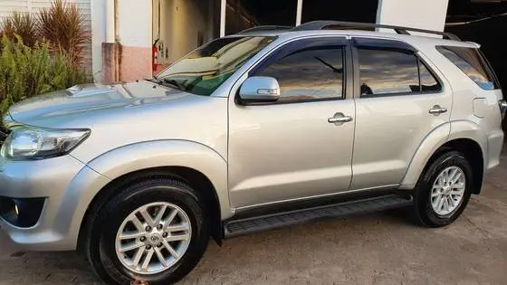 Carro Toyota Hilux SW4 2013 SRV 3.0 4X4 (7 Lugares)
