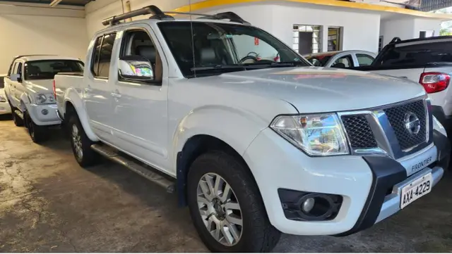 Carro Nissan Frontier 2014 2.5 TD CD 4x4 SL (Aut)