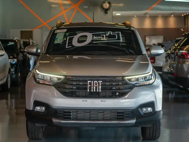 Carro Fiat Strada 2023 Volcano 1.3 CD (Flex)