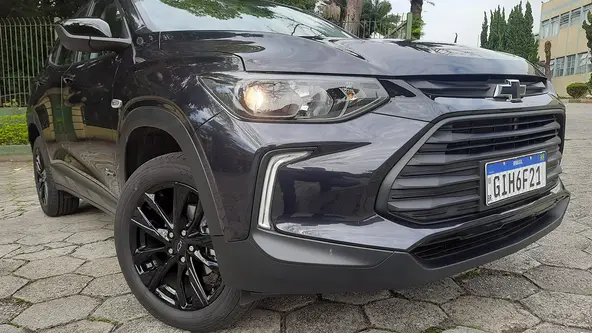 SUV traz detalhes escurecidos que dão aquele charme, mas tem os mesmos itens da versão mais básica e ainda custa R$ 10.000 a mais