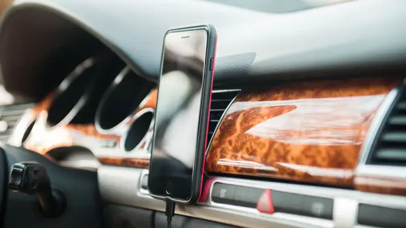 Novas soluções não apenas estão “blindando” celulares de uso no trânsito, como também aprimorando a segurança do veículo em si