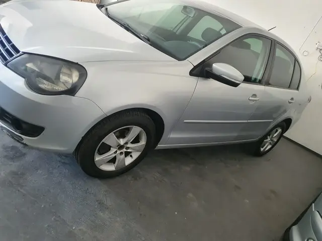 Carro Volkswagen Polo Sedan 2014 1.6 8V (Flex)