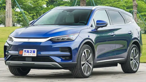 SUV de sete lugares foi atualizado na China e sai por menos da metade do preço sugerido no Brasil 