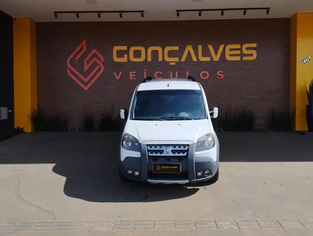 Carro Fiat Doblò 2013 Adventure 1.8 16V (Flex)
