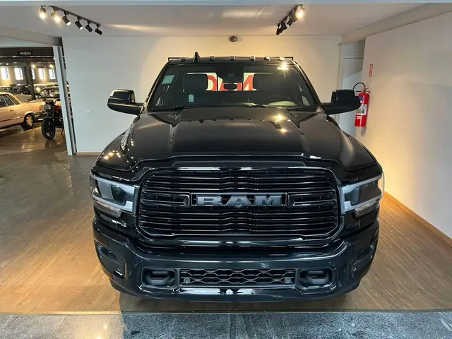 Carro RAM 2500 2023 Night Edition 6.7 4X4