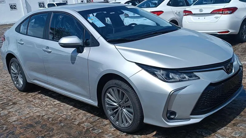 Novo Toyota Corolla 2024 começa a chegar às lojas. Veja o que muda