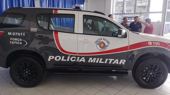 SUV abandonou padrão branco com pequenos quadrados para adotar design mais ostensivo