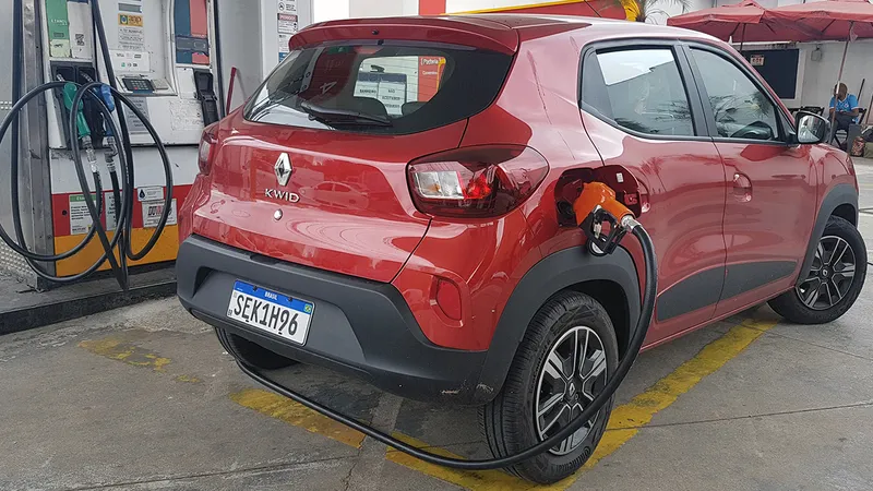Renault Kwid 2024 promete beber menos que carro híbrido. Consegue?